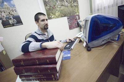 Sergio Monge en la entrevista para Público - Ordenador y Libro de Texto